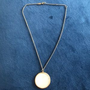 Necklace with mother of pearl colored detail